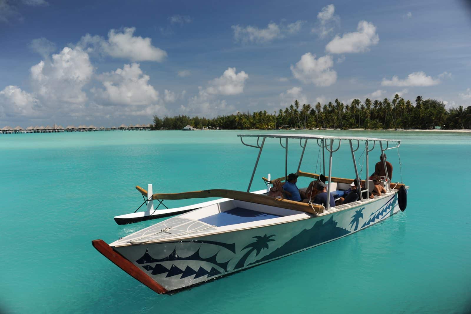 Bateau sur l'eau turquoise de Bora Bora