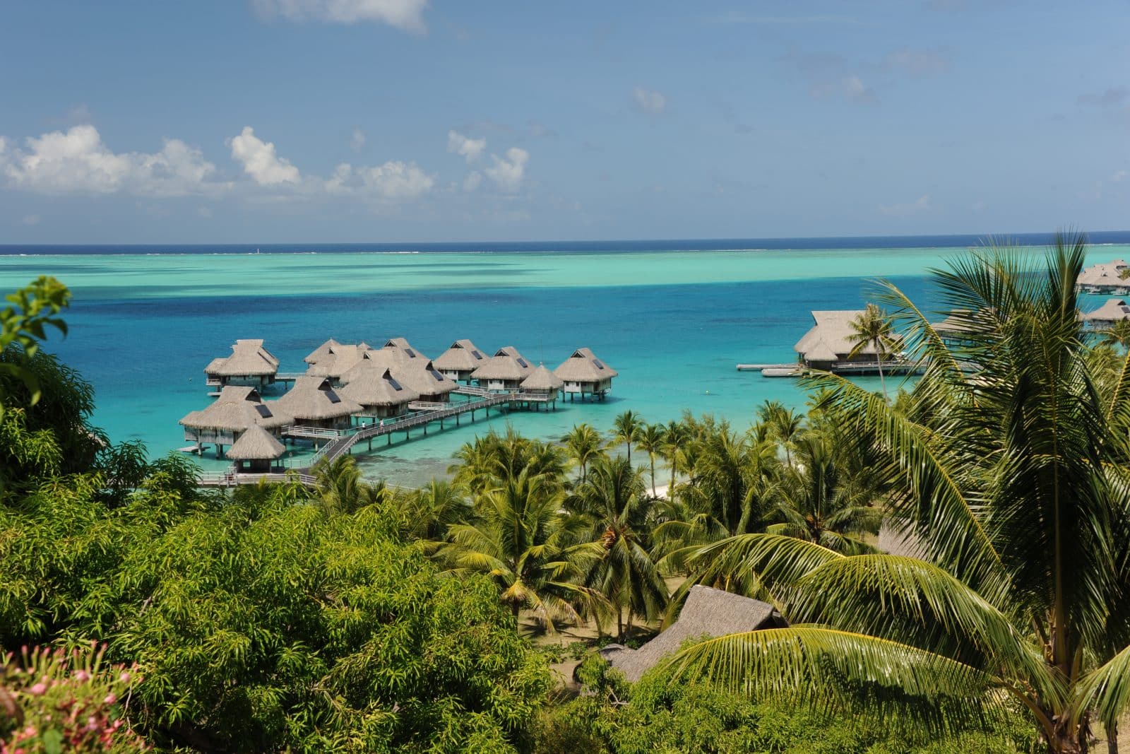 Hôtel sur pilotis à Bora Bora, eau turquoise et palmiers