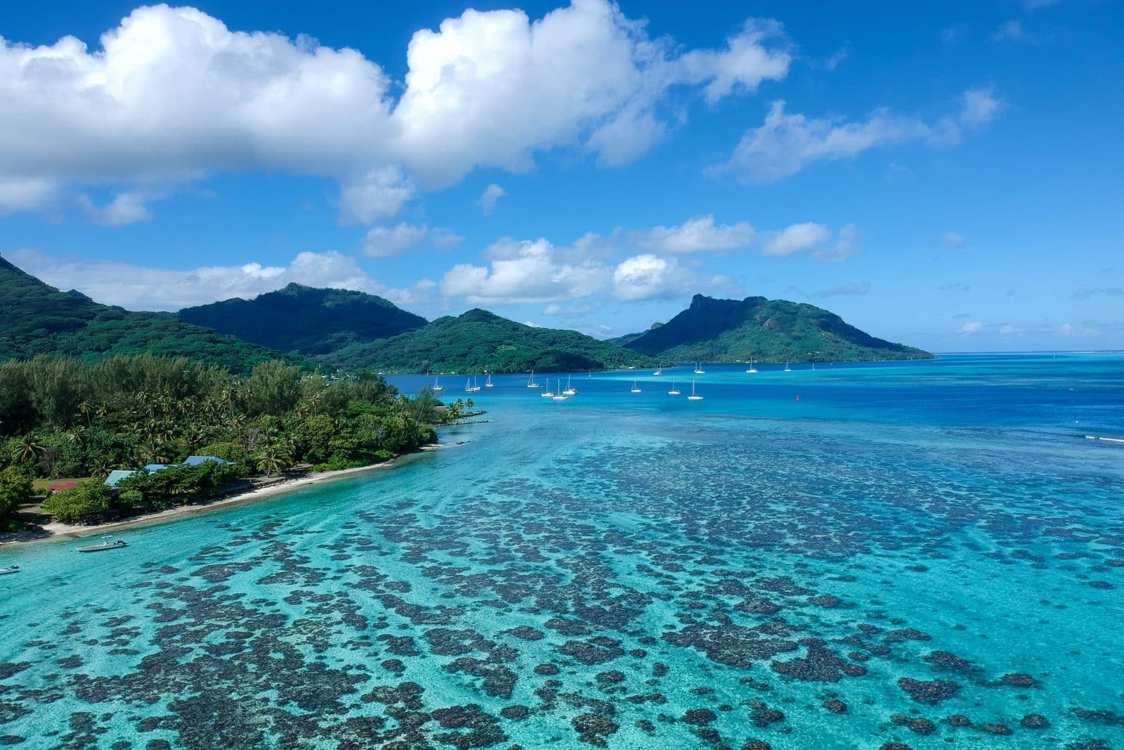 Vue du ciel de Huahine et de son lagon