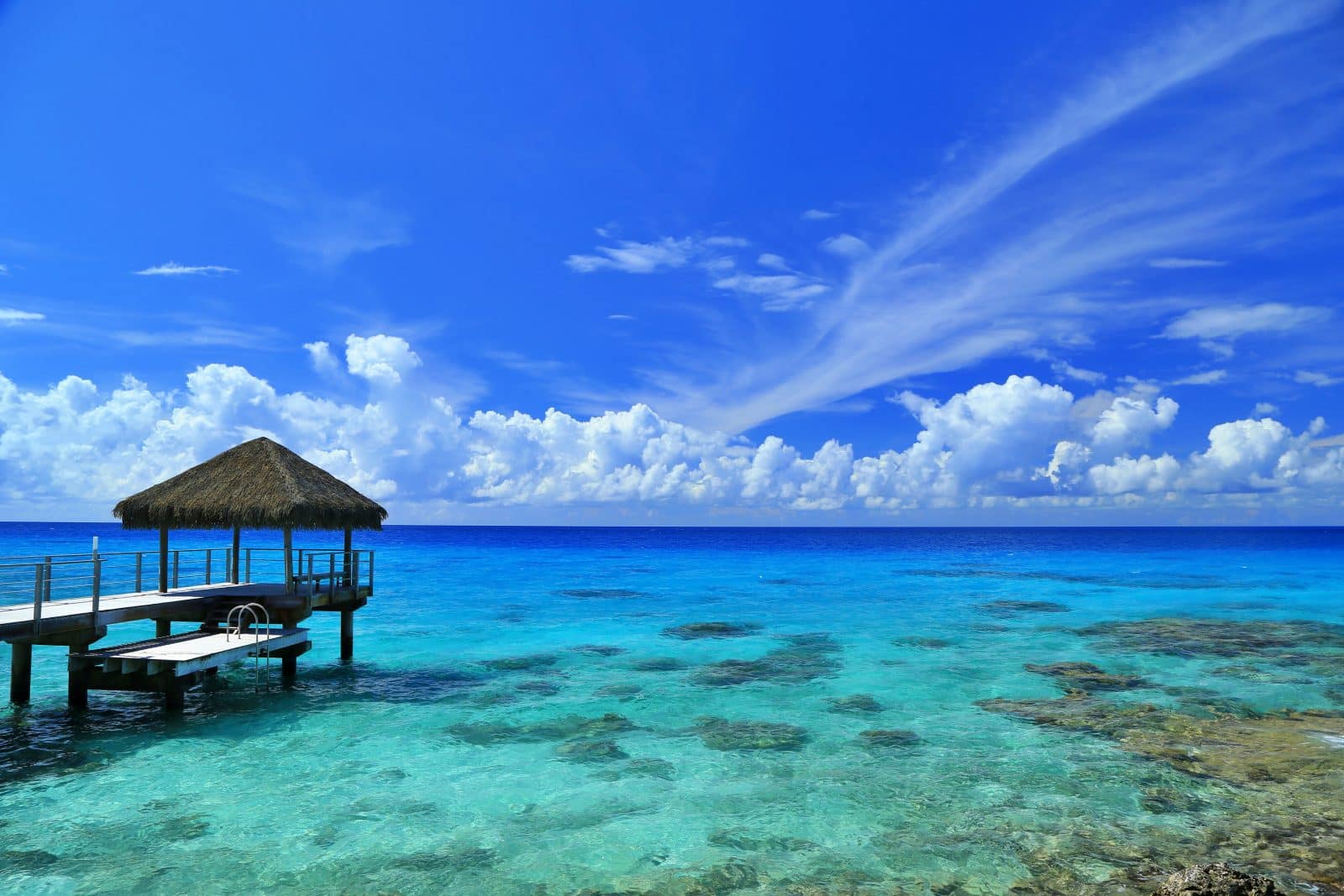 Pont sur pilotis à Rangiroa