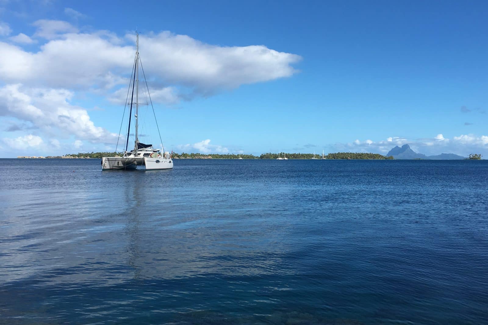 Catamaran sur le lagon à Taha'a