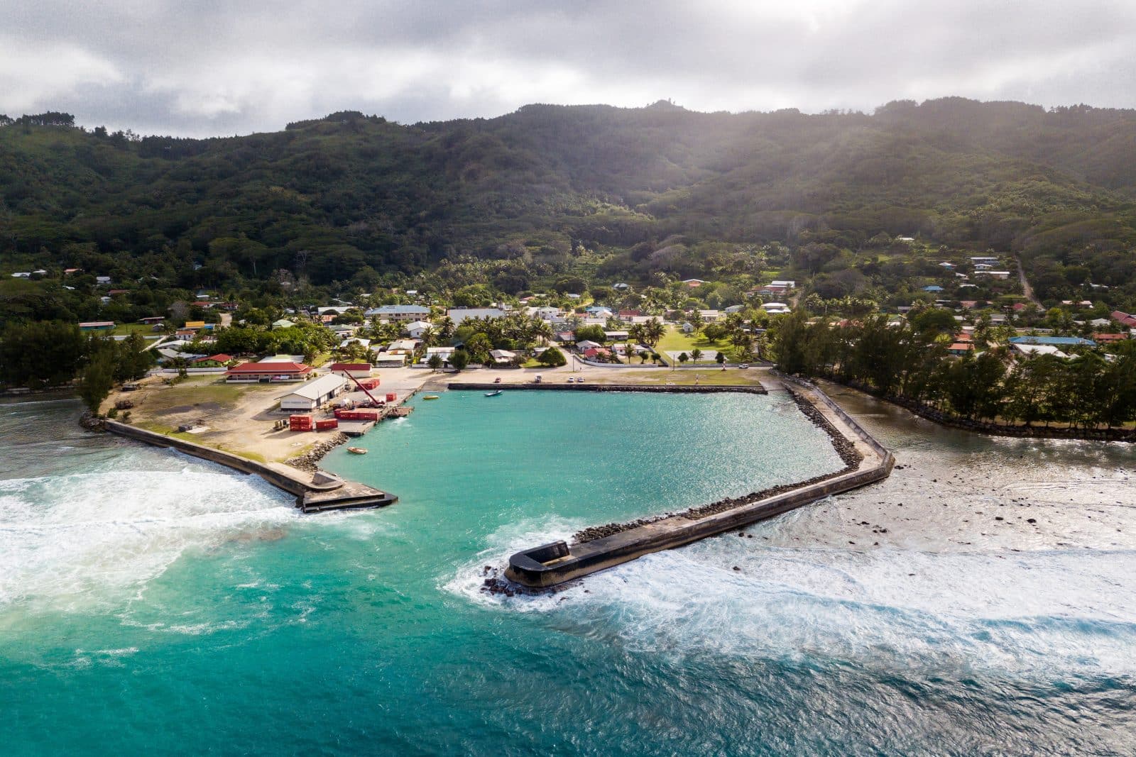 Vue du ciel du port de Moerai à Rurutu