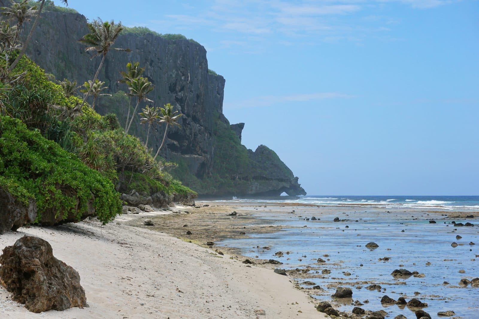 Plage et falaises à Rurutu