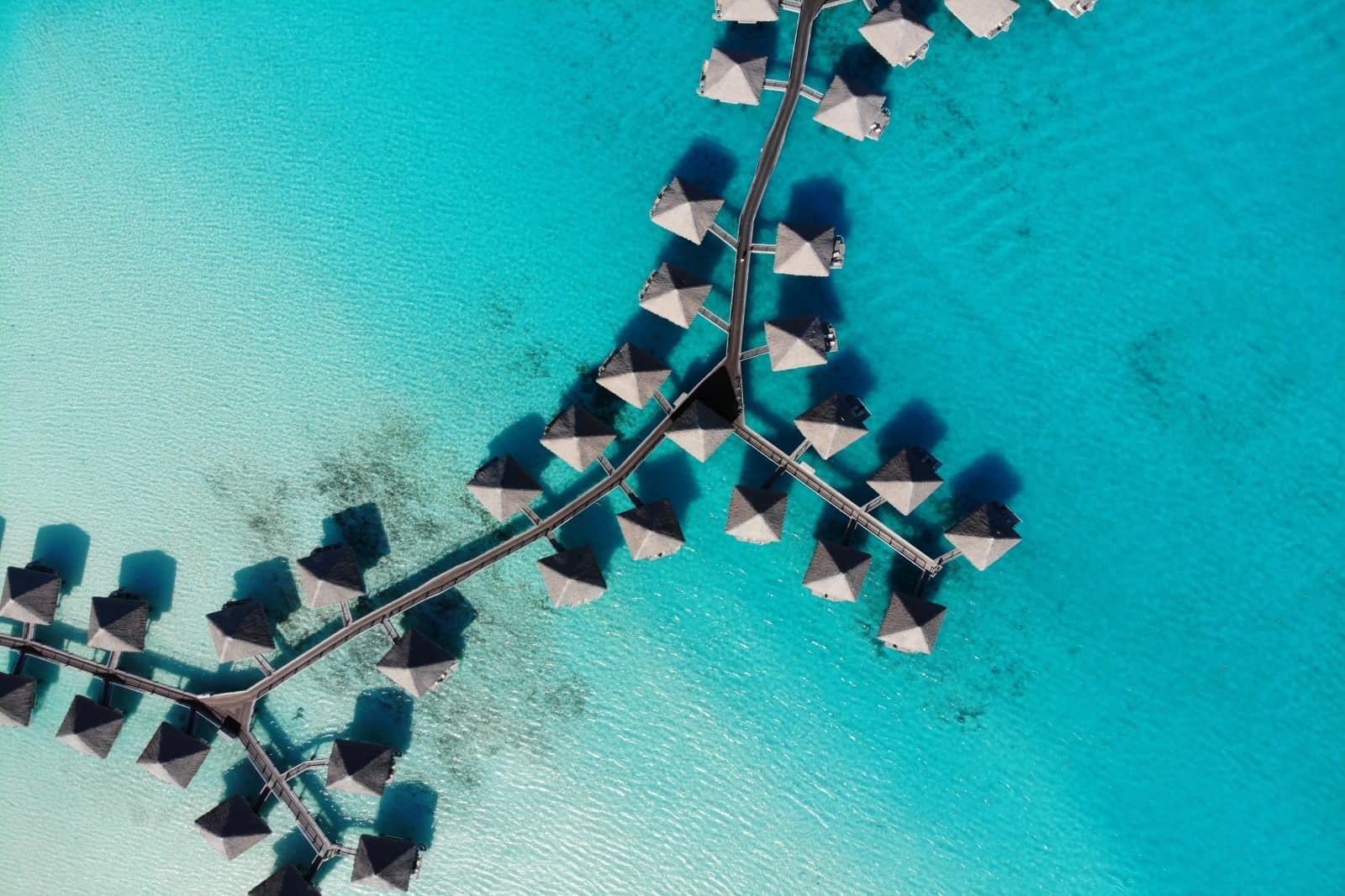 Vue du ciel d'hébergements sur pilotis à Bora Bora