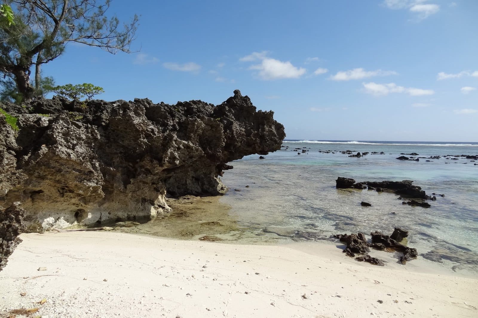 Plage et roche à Rimatara