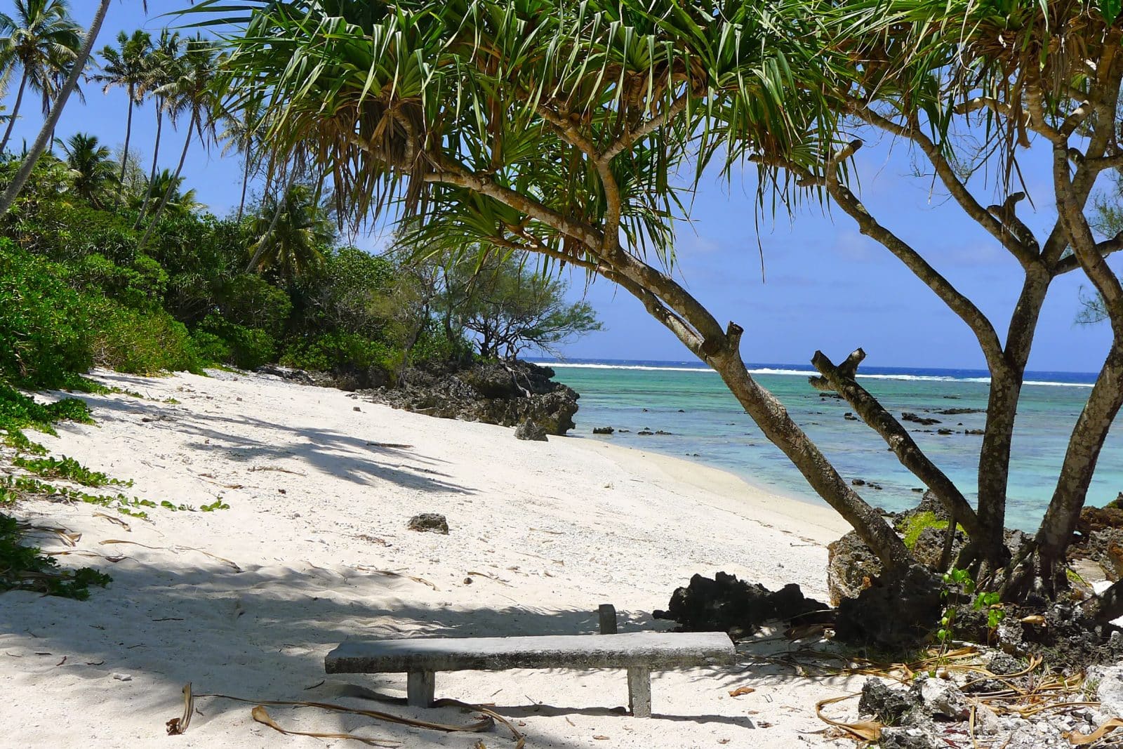 Plage et banc à Rimatara