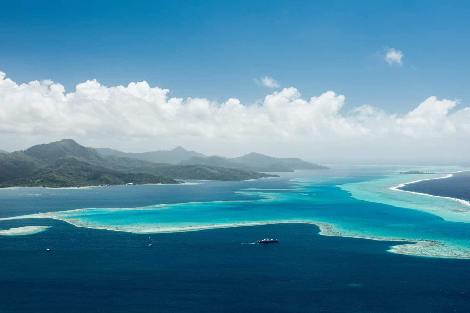 Vue du ciel de Raiatea et de son lagon