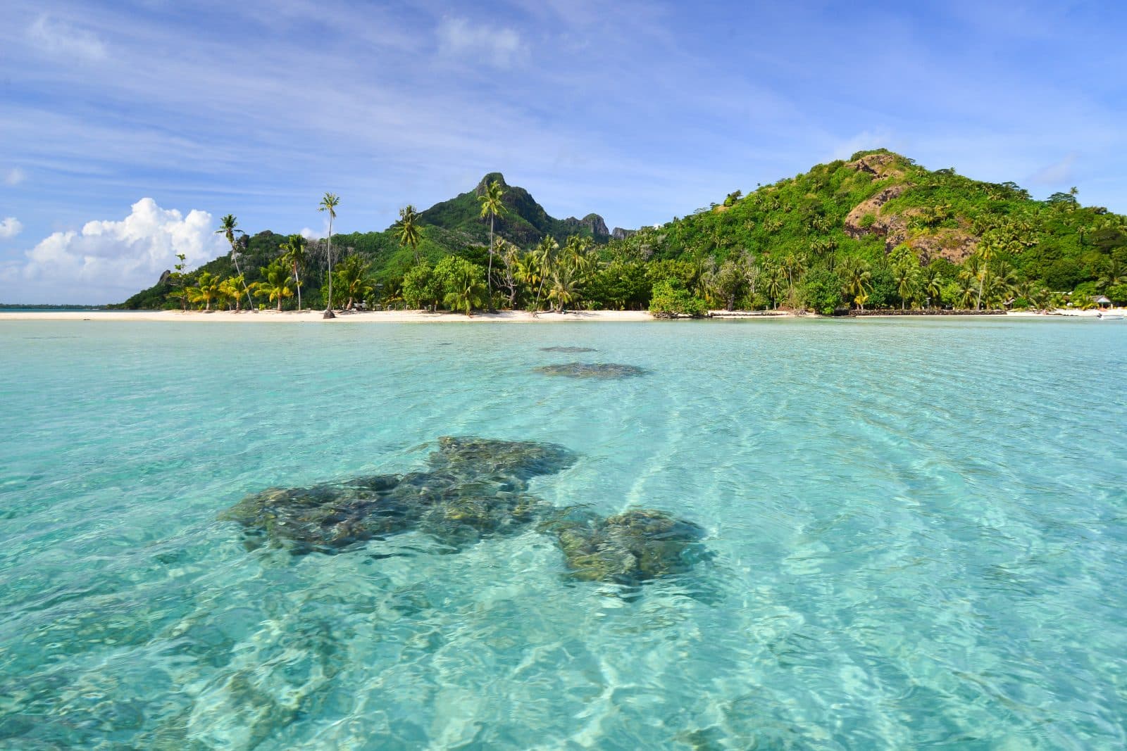 Vue de l'eau claire et de la plage de Maupiti